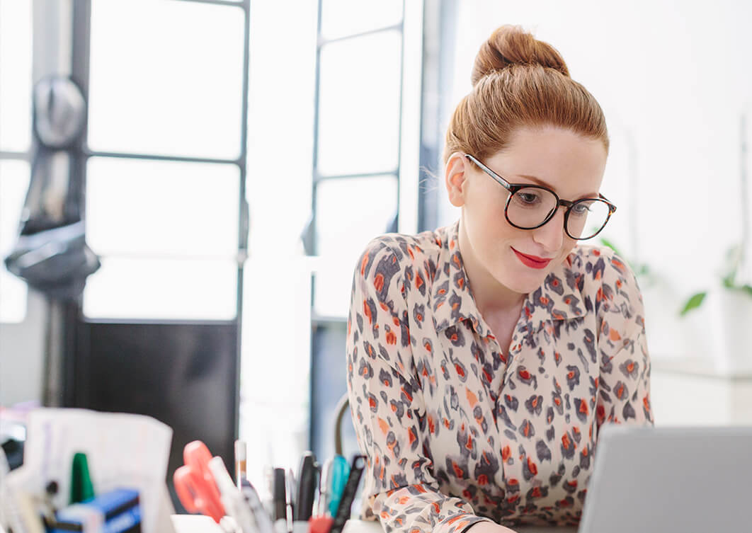 woman in office using computer 2023 11 27 05 26 52 utc